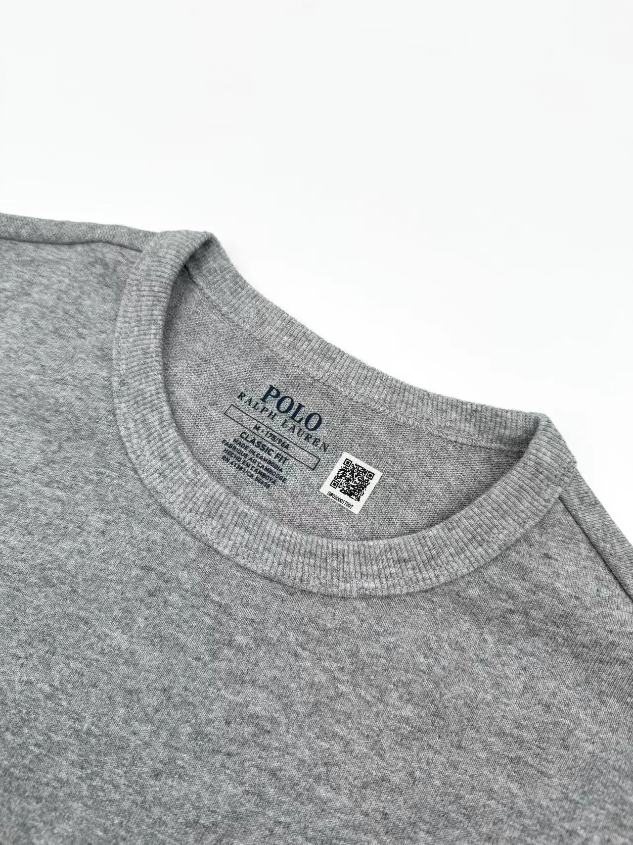 P190 Ralph Lauren logo embroidered short sleeves. Customized cotton and linen soft plain fabric. It feels delicate and comfortable against the skin. It is based on matte gray and comes with a layer of soft light filter. It is embellished with exquisite indigo pony logo. It is highly recognizable. It has a breath of freedom and vitality. A symphony of pure and smart colors. It outlines a high-end silhouette with extreme simplicity. It becomes the smart focus of the vision and shows the taste in silence. Process 1: Using imported machine embroidery process. Use advanced computer control systems and precision mechanical components to achieve iconic pony embroidery operations with high precision and smooth and delicate lines. Process 2: The fabrics are washed and have a better hand feel. Not easy to deform, not easy to shrink, not easy to fade, and maintain long-term beauty. Accessories: Customized 1:1 Ralph Lauren trademark. Version: Fitted version. Size: S M L XL. Style number: CC933.